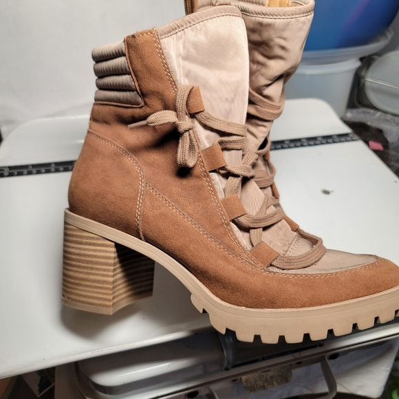 NWOT.  Dolce Vita Heeled Ankle Boots.  Size 8 - Picture 6 of 7